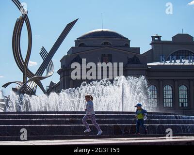 Moscow, Russia. 03rd June, 2021. Children play against the background of the fountain and the sculpture "The Abduction of Europe" by the Belgian sculptor Olivier Strebelle. The sculpture is installed on Europe Square near the Kiev railway Station. (Photo by Alexander Sayganov/SOPA Images/Sipa USA) Credit: Sipa USA/Ģ����ý Live News Stock Photo