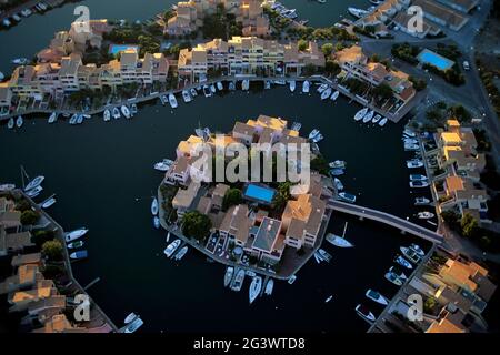 FRANCE. PYRA©NA©ES-ORIENTALES (66) COTE DU ROUSSILLON. AERIAL VIEW OF PORT-BACCARA¨S. TOURIST COMPLEX ON THE LAKE OF LEUCATE. MARINA Stock Photo