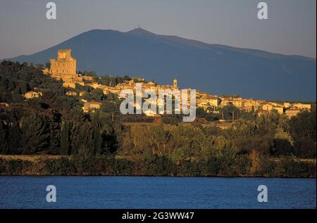 FRANCE. VAUCLUSE (84) PROVENCE REGION. CHATEAU-NEUF-DU-PAPE VILLAGE. THE RHONE RIVER IN FRONT. THE VENTOUX MOUNTAIN IN THE BACKGROUND Stock Photo