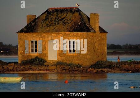 FRANCE. MORBIHAN (56) BRITTANY REGION. THE RIA OF ETEL. A HOUSE ON ITS SMALL ISLAND. SAINT-CADO Stock Photo