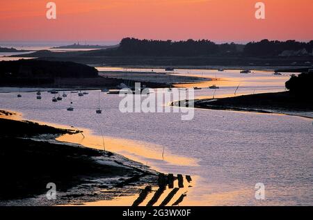 FRANCE. FINISTERE (29) BRITTANY REGION. THE ABERS COUNTRY. THE WRACH ABER AND ITS SMALL ISLANDS AT SUNSET Stock Photo