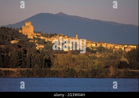 FRANCE. VAUCLUSE (84) CHATEAUNEUF-DU-PAPE VILLAGE (RHONE RIVER IN THE FOREGROUND AND VENTOUX MOUNTAIN IN THE BACKGROUND) Stock Photo