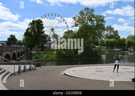 A Busker playing her violin by the banks of the River Avon in the Warwickshire town of Stratford upon Avon Stock Photo