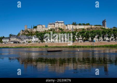 Chinon (central western France): the town and the royal fortress built in the 12th century on a rocky spur overlooking the Vienne river. Loire Valley. Stock Photo