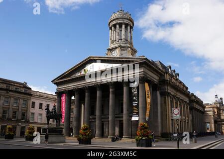 Gallery of Modern Art, Glasgow, Scotland with the statue of the Duke of Wellington in the foreground. Stock Photo