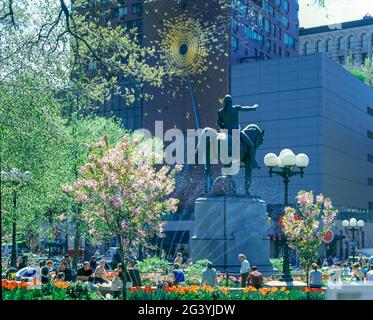 2006 HISTORICAL SPRINGTIME GEORGE WASHINGTON STATUE UNION SQUARE MANHATTAN NEW YORK CITY USA Stock Photo