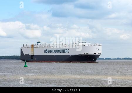 Stade, Germany - June15, 2021: Vehicles carrier HÖEGH Seoul on Elbe river heading to Hamburg. The vessel owned by Höegh Autoliners sails under Norwegi Stock Photo
