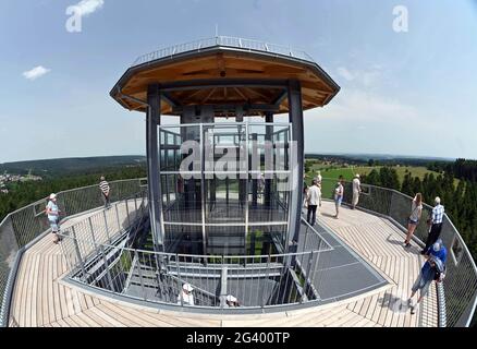 Baden-Wuerttemberg, Germany. June 18 2021: Visitors to the Himmelsglück observation tower linger on the top platform. After just over a year of construction, the new tourist highlight of the community was opened. Photo: Uli Deck/dpa Credit: dpa picture alliance/Alamy Live News Stock Photo