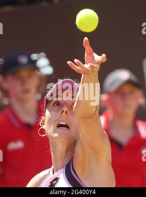 Berlin, Germany. 18th June, 2021. Tennis: WTA Tour, Singles, Quarterfinals Muguruza (Spain) - Cornet (France) at Steffi Graf Stadium. Alize Cornet serves the ball. Credit: Wolfgang Kumm/dpa/Alamy Live News Stock Photo