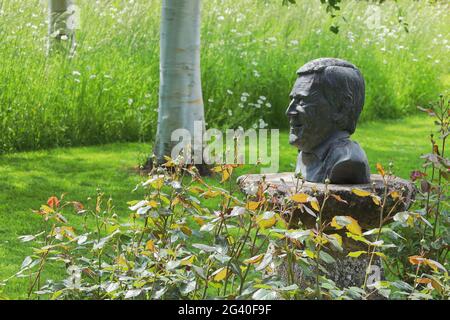 Bust of the late Geoff Hamilton, BBC celebrity gardener and broadcaster, at Barnsdale Gardens, Rutland, England, UK Stock Photo