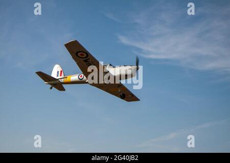 Light aircraft coming in to land Stock Photo - Alamy