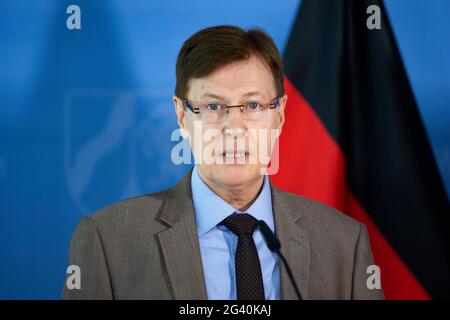 Dusseldorf, Germany. 17th June, 2021.  Peter BIESENBACH, CDU, Minister of Justice of the State of North Rhine-Westphalia, at the press conference, balance sheet of the 92nd Conference of Justice Ministers, Duesseldorf on June 17, 2021, Credit: dpa/Alamy Live News Stock Photo