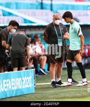Munich, Germany. 18th June, 2021. Football: European Championship, Group F, final training Portugal before the match against Germany. Portugal's Joao Felix (r) holds his leg during the warm-up. Credit: Christian Charisius/dpa/Alamy Live News Stock Photo