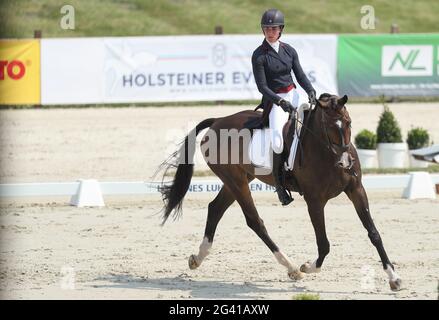 18 June 2021, Lower Saxony, Luhmühlen: Equestrian sport: German Championship, Eventing. The US event rider Ariel Grald rides Leamore Master Plan in the dressage competition. Photo: Friso Gentsch/dpa Stock Photo