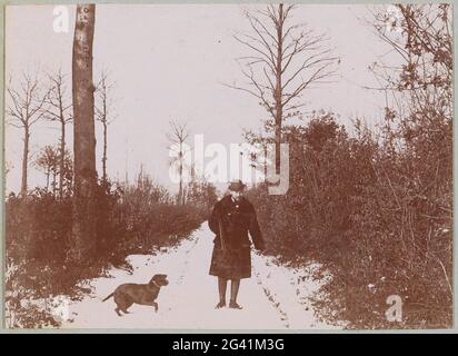 Hunter with dog on snowy path, presumably at Arcachon. Part of photo album from a French amateur photographer with recordings of trips in France, Spain, Belgium, Luxembourg and the Netherlands, the first automobiles and autoraces. Stock Photo