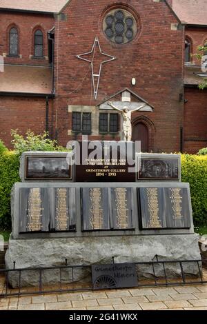 Memorial to coalminers who died at Grimethorpe Colliery, Grimethorpe village, South Yorkshire, UK. Stock Photo