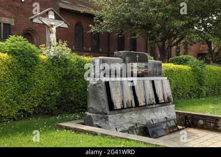 Memorial to coalminers who died at Grimethorpe Colliery, Grimethorpe village, South Yorkshire, UK. Stock Photo