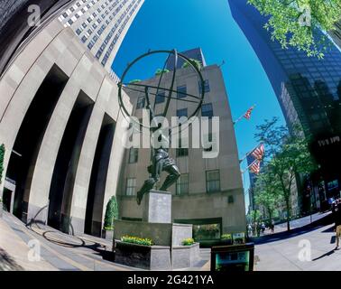 2006 HISTORICAL ATLAS STATUE (©LEE LAWRIE 1937) ROCKEFELLER CENTER (©RAYMOND HOOD 1939) FIFTH AVENUE MANHATTAN NEW YORK CITY USA Stock Photo
