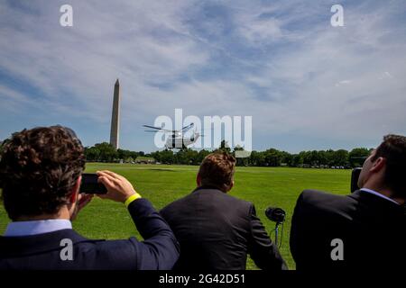 Washington DC, USA . 18th June, 2021. US President Joe Biden takes off in Marine One on the ellipse, at the White House in Washington, DC on Friday, June 18, 2021. President Joe Biden will spend the weekend with family in Delaware. Photo by Tasos Katopodis/Pool/ABACAPRESS. Credit: Abaca Press/Alamy Live News Stock Photo