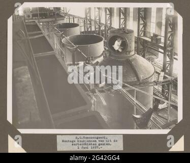 S.O. Goenoensari. Montage Cooking tiles seen from the sorting boxes. June 1, 1927 .. Montage of boilers in the factory, June 1927. Part of the photo album with photos of the build-up of the sugar factory in Goenoensari on East Java by the trade association Amsterdam 1926-1927. Stock Photo