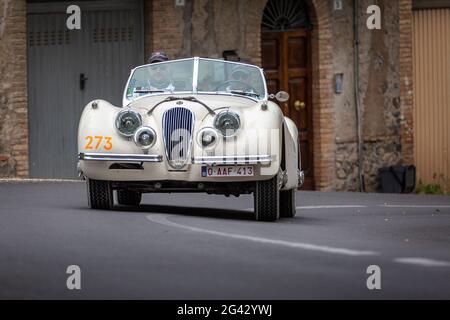 Orvieto, Italy. 18th June, 2021. A 1954 Jaguar xk120 arringa in Orvieto Credit: Stephen Bisgrove/Alamy Live News Stock Photo