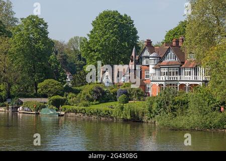 Thames with half-timbered house, Henley-upon-Thames, Oxfordshire, England Stock Photo