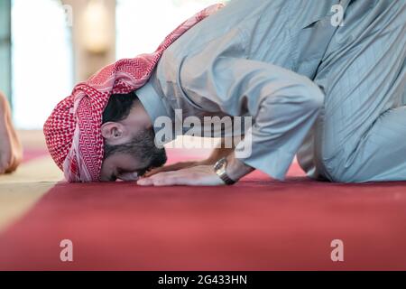 Man performing sajdah in namaz Stock Photo - Alamy