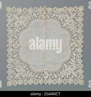 Handkerchief of white batist with an edge of Honitonker. Natural batist handkerchief with an edge natural colosside: Honiton side. The batist interior has four lobes. The symmetrical pattern on the side exists in the corners of two diagonally placed roses between leaves. The sloping edge exists alternately from a five-spinning flour and an oval with fill pattern. Above every middle oval (halfway each side) is a comparable oval flower, with an α-symmetrical additional petals edge. The inner edge, where the side is sewn to the batist, consists of a decorative edge of connected ovals on which Hal Stock Photo