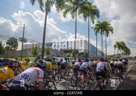Pereira, Colombia. 18th June, 2021. Cyclists start the Women's Colombian National Road Race Championship in the streets de Pereira, Colombia on June 18, 2021 Credit: Long Visual Press/Alamy Live News Stock Photo