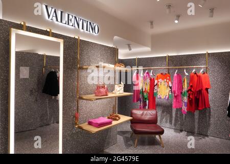 BAG ON DISPLAY AT VALENTINO FASHION BOUTIQUE Stock Photo - Alamy