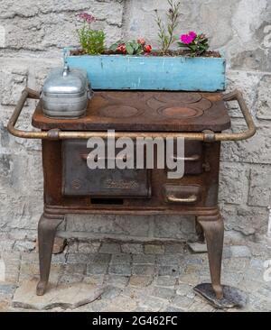 https://l450v.alamy.com/450v/2g462fc/lanzo-italy-june-2021-old-cast-iron-stove-used-in-the-italian-countryside-at-the-beginning-of-the-1900s-2g462fc.jpg