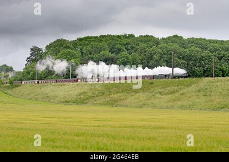 Lincolnshire, UK. 19th June, 2021. 19-6-2021 Little Bytham, Lincolnshire, England. Steam locomotive No.60103 Flying Scotsman passes through the Lincolnshire countryside on it's journey between London Kings Cross and York. Credit: Tim Scrivener/Alamy Live News Stock Photo