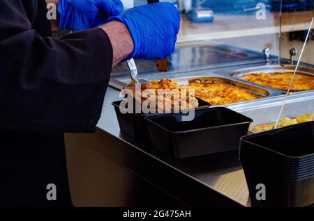 La pasta fresca in contenitori di plastica in un cibo gourmet store vetrina  Foto stock - Alamy