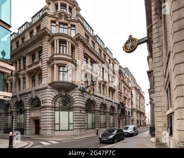 LONDON ENGLAND LOMBARD STREET STREET SIGNS GOLDEN HEAD AND CROWN OF CHARLES II  GOLDEN CAT AND FIDDLE AND BLACK AND GOLD CLOCK Stock Photo