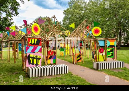 LONDON ENGLAND MAYFAIR SCULPTURE TRAIL 2021 SEE THROUGH BY MORAG MYERSCOUGH IN GROSVENOR SQUARE Stock Photo