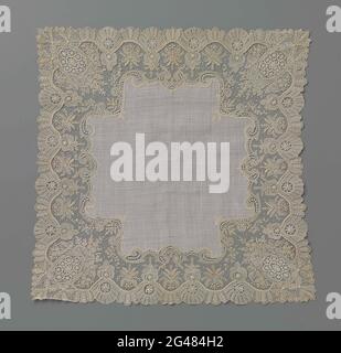 Handkerchief with a border needle side with four ovals and pearl necklace. Handkerchief with an edge of natural needle lace, Brussels mesh edge. A narrow, partly open, partly closed edge edge runs around a large, cross-shaped center piece. There are four overhook ovals that are connected by a wavy pearl celeret. The open part are leaf rosettes and flower branches of the plantain. The closed outer edge consists of wheels with godridge edges and leaves. The inner edge is formed by hollow and convex volutes. Stock Photo