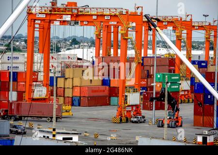 Large container lifting facilities at Port of Callao, Peru Stock Photo