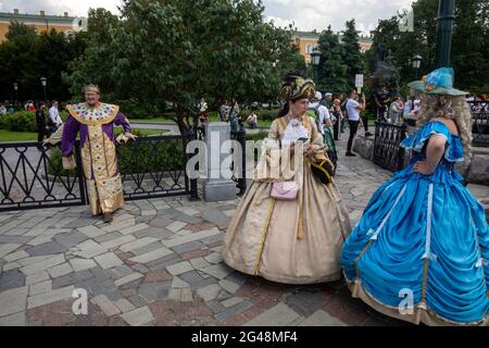 Moscow, Russia. 14th of June, 2021 People in costumes from the 18th century stand at the fountain in the Alexander Garden in the center of Moscow, Russia Stock Photo
