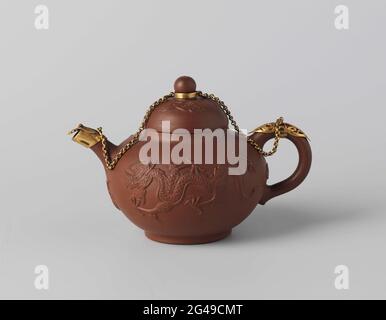 Theot With Two Pearl Chasing Dragons. Teapot of red stoneware with a printed, spherical body, slightly curved spout, C-shaped ear and a gilt, bronze frame and chain. Two four-year-old, pearl roaching dragons in relief on the wall. On the lid a cloud motif in relief. Marked on the bottom with two stamp brands. Yixing. Stock Photo