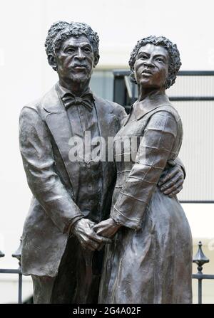 St. Louis, United States. 19th June, 2021. The statue of Dred and Harriet Scott sits outside of the Old Courthouse on Juneteenth in St. Louis on Saturday, June 19, 2021. Juneteenth, now a federal holiday commemorates June 19, 1865, when Union soldiers brought the news of freedom to enslaved Black people in Galveston, Texas ''' two months after the Confederacy had surrendered. Photo by Bill Greenblatt/UPI Credit: UPI/Alamy Live News Stock Photo