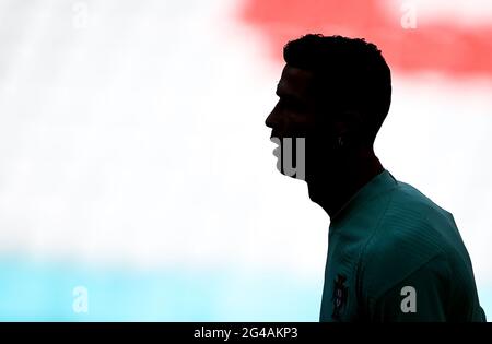 18 June 2021, Bavaria, Munich: Football: European Championship, Group F, final training Portugal before the match against Germany. Portugal's Cristiano Ronaldo warming up. Photo: Christian Charisius/dpa Stock Photo