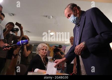 (210620) -- YEREVAN, June 20, 2021 (Xinhua) -- Former Armenian President Levon Ter-Petrosyan casts his ballot at a polling station in Yerevan, Armenia, June 20, 2021. Armenians are heading to the polls on Sunday to elect the country's lawmakers for the next five years. More than 2.57 million registered voters are expected to cast their ballots at 2,008 polling stations across the country from 8:00 (0400 GMT) till 20:00 (1600 GMT), according to the Central Election Commission (CEC). (Photo by Gevorg Ghazaryan/Xinhua) Stock Photo