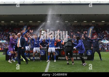 BRISTOL, UK JUNE 20TH Hartlepool United celebrate after winning the Vanarama National League play off final between Hartlepool United and Torquay United at Ashton Gate, Bristol on Sunday 20th June 2021. (Credit: Mark Fletcher | MI News) Credit: MI News & Sport /Alamy Live News Stock Photo