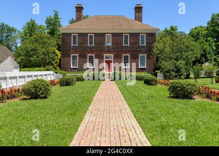 Wythe House - A sunny Spring day view of the 18-century historic George Wythe House, seen from its back garden, in Williamsburg, Virginia, USA. Stock Photo