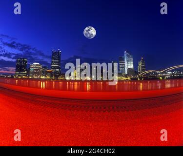 2006 HISTORICAL DOWNTOWN SKYLINE PITTSBURGH PENNSYLVANIA USA Stock Photo