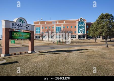 Welcome sign and Jack Science Center building on the campus of Bismarck State College in Bismarck, North Dakota - The building was complete in 1998 Stock Photo