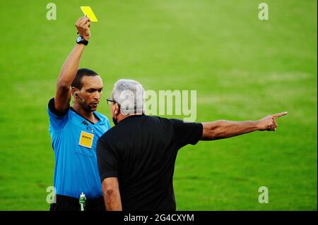 Recife, Brazil. 20th June, 2021. Referee Wanderson Alves de Sousa (left) applies a yellow card to Náutico's coach during the match between Náutico x Botafogo RJ, valid for the fifth round of the Brazilian Championship of the 2021 series B, held at the Estádio Eládio de Barros Carvalho, known as the Estádio dos Aflitos, in Recife (PE), this Sunday (20). Credit: Ricardo Fernandes/Spia Photo/FotoArena/Alamy Live News Stock Photo