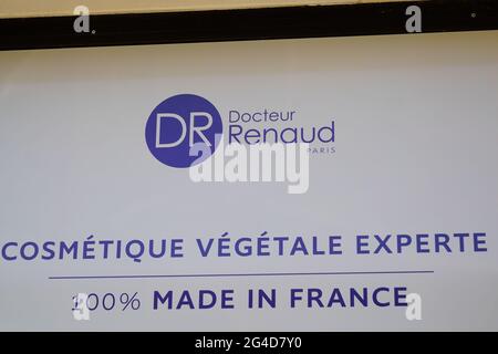 Bordeaux , Aquitaine  France - 12 25 2020 : docteur renaud paris dr sign logo of beauty Institute on shop wall building Stock Photo