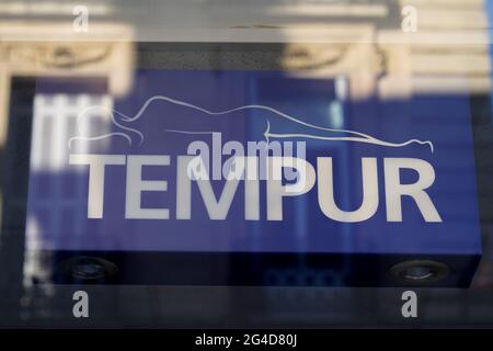 Bordeaux , Aquitaine  France - 12 25 2020 : tempur sign text and brand logo on windows shop of manufacturer seller for mattresses and pillows store Stock Photo