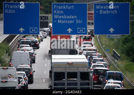 wiesbaden germany 21st june 2021 a bus rejoins the a66 behind the bridge during rush hour traffic after the salzbachtal bridge was closed the motorway bridge was fully closed on friday evening wiesbaden germany 21st june 2021 a bus rejoins the a66 behind the bridge during rush hour traffic after the salzbachtal bridge was closed the motorway bridge was fully closed on friday evening